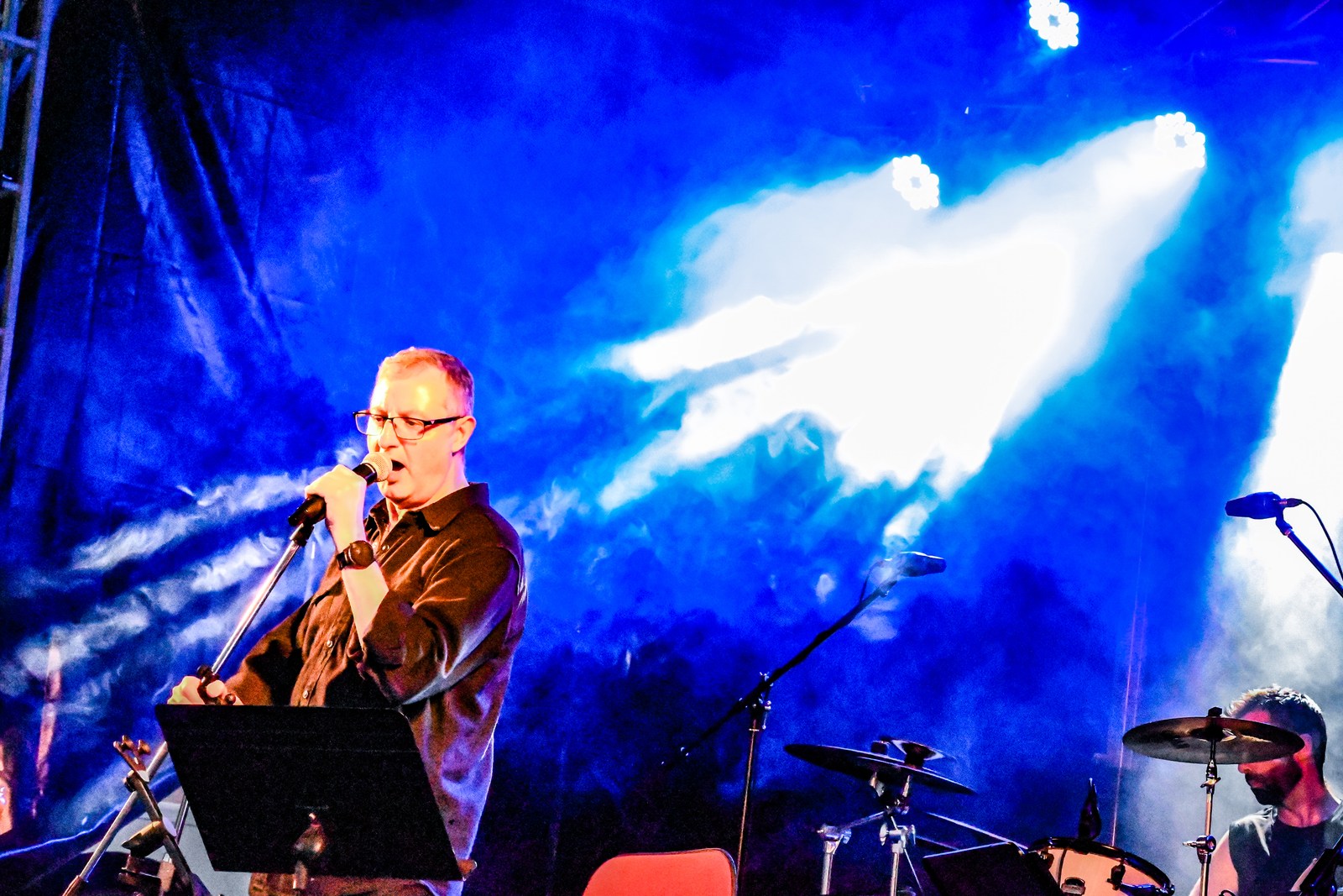 calm, concert, drummer, microphone, motion, musician, singer, stage, texture, warm light
